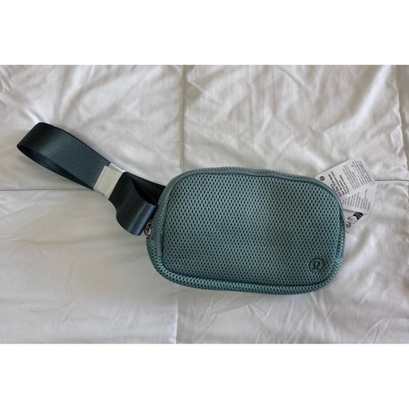 New Lululemon Everywhere Belt Bag Knit Mesh Adjustable Strap 1L Crater Blue NWT - Picture 1 of 8